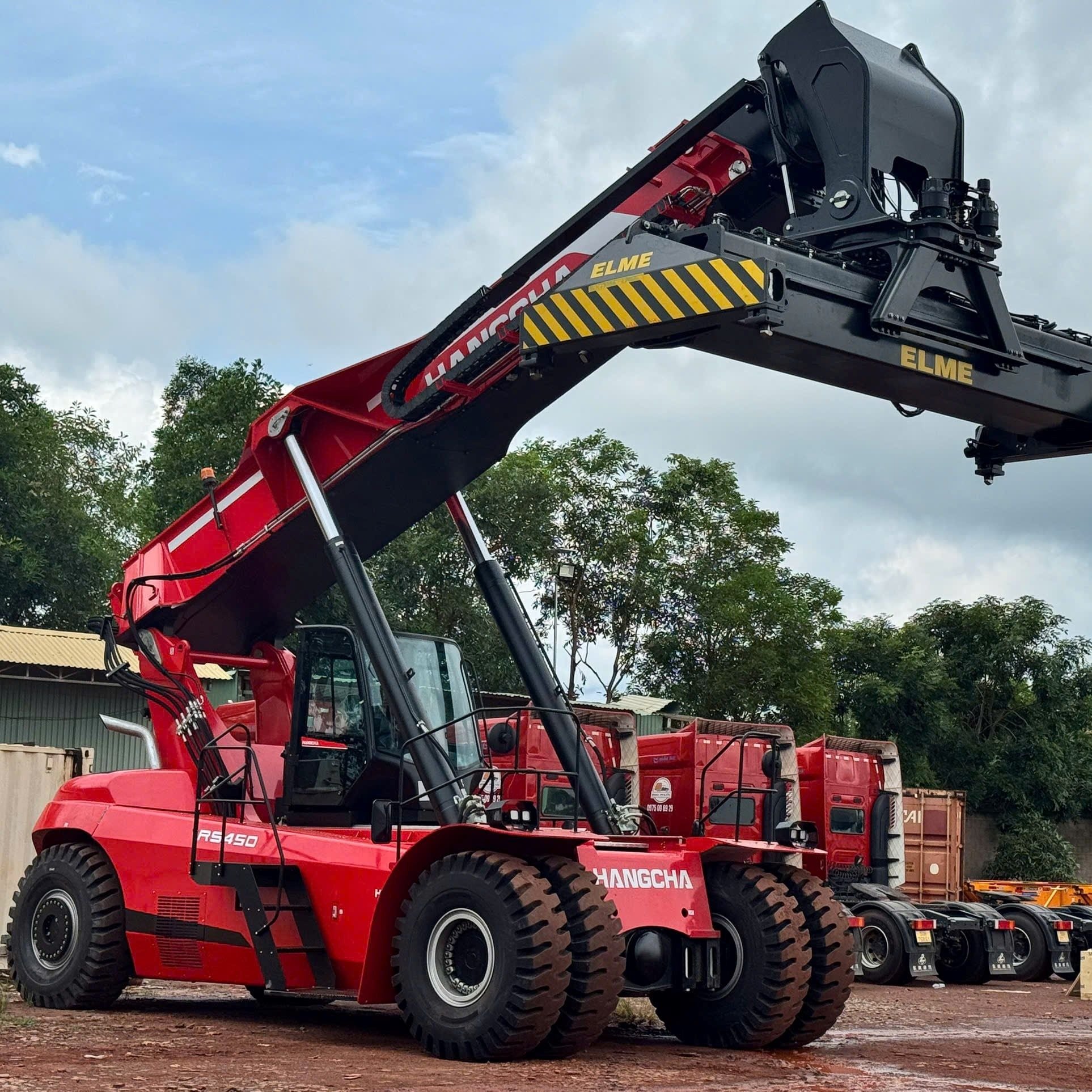 Xe Nâng Gắp Cont 45 Tấn 